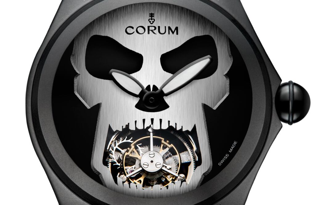Corum. Bubble Skull Tourbillon
La muerte encapsulada en una burbuja. Así es esta pieza única que sólo se venderá en México. La caja, de acero y PVD negro, mide 47 milímetros de diámetro. La esfera está decorada con una calavera metálica con la boca abierta, que revela un tourbillon a las 6 horas. Tiene cristal de zafiro de 8 milímetros de grosor con efecto lente de aumento. Es automático y hermético hasta 100 metros.