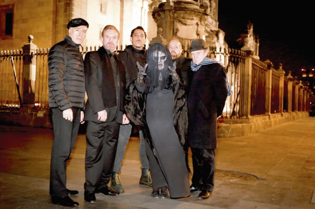El elenco de La dama de negro se reunió en el Zócalo de la Ciudad de México. Foto: AGUSTÍN SALINAS. EL UNIVERSAL