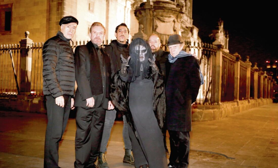 El elenco de La dama de negro se reunió en el Zócalo de la Ciudad de México. Foto: AGUSTÍN SALINAS. EL UNIVERSAL