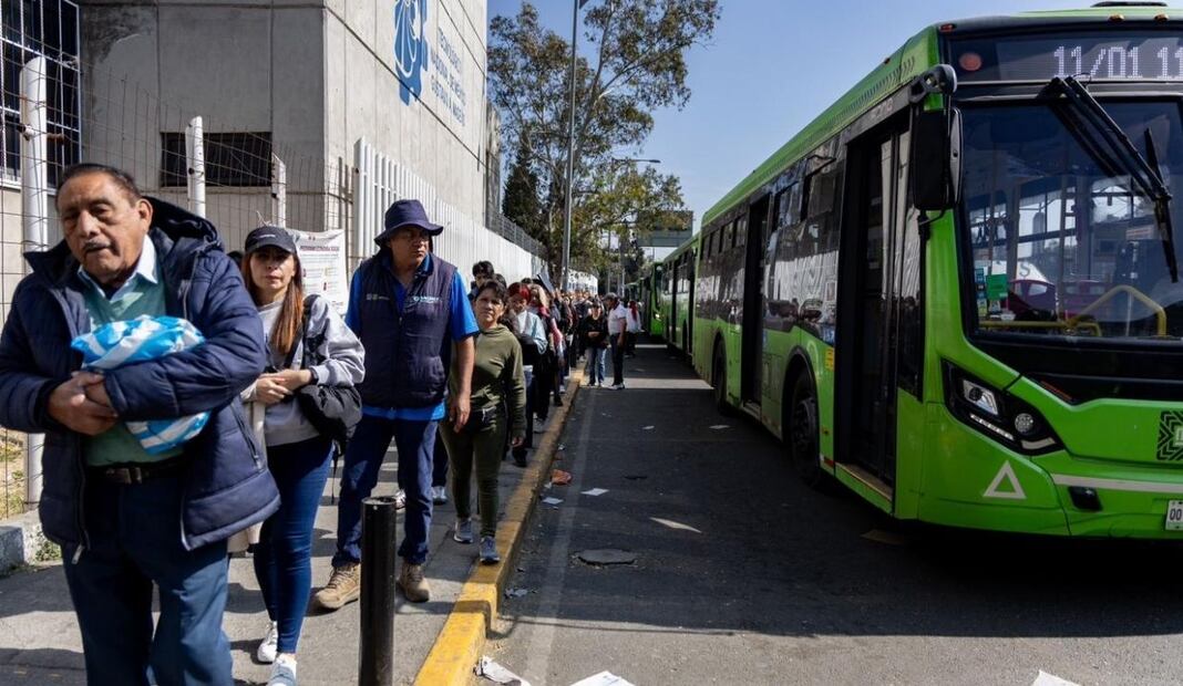 Cierre de estaciones de la Línea B; largas filas y apoyo con RTP en Villa de Aragón. Foto: Hugo Salvador