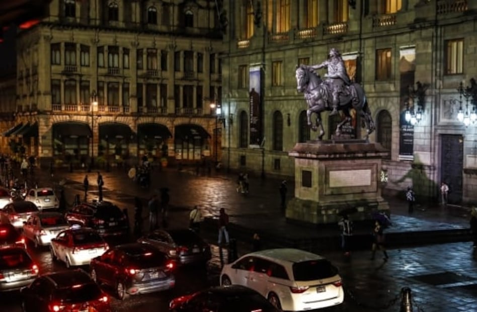 Entre llanto y admiración, capitalinos acompañaron la “cabalgata” del Caballito de Tolsá