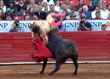 El torero Héctor Gutiérrez sufre cornada en la Plaza México; pero quería seguir toreando