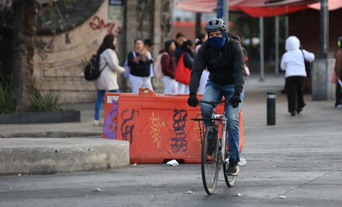Capitalinos se abrigan este martes por segundo día tras el ingreso de la masa de aire polar que azota el norte y centro del país, el 11 de noviembre de 2025. Foto: Francisco Rodríguez/EL UNIVERSAL