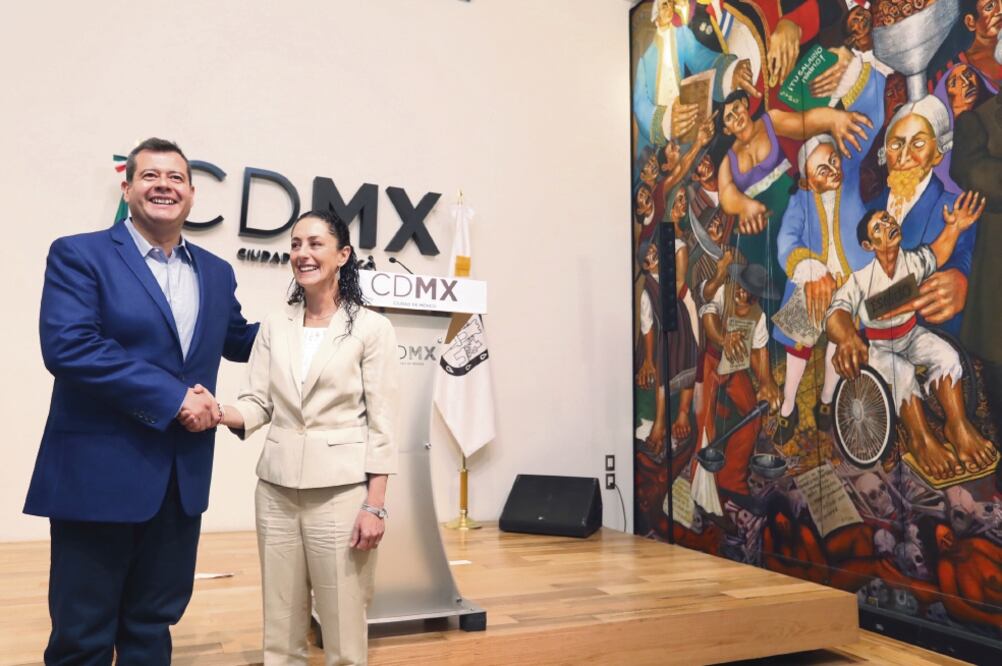 Tres minutos antes de las 11:00 horas, Claudia Sheinbaum llegó al Antiguo Palacio del Ayuntamiento acompañada sólo por su vocero, Iván Escalante; la reunión privada con el jefe de Gobierno, José Ramón Amieva, duró 35 minutos (BERENICE FREGOSO)