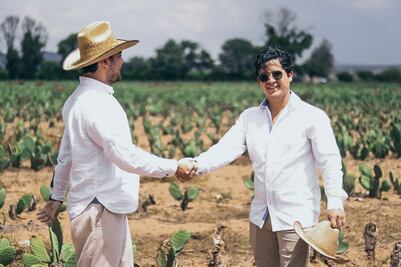 Mexicanos caminan hacia el futuro con piel de nopal