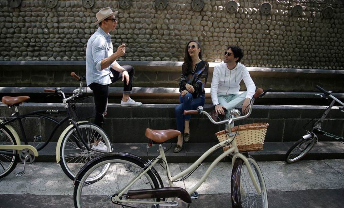 Erik, Sasha y Benny disfrutaron de un paseo en bicicleta en el Bosque de Chapultepec; este tipo de actividades, coinciden, también los inspira Foto Alejandra Leyva/ El Universal.
