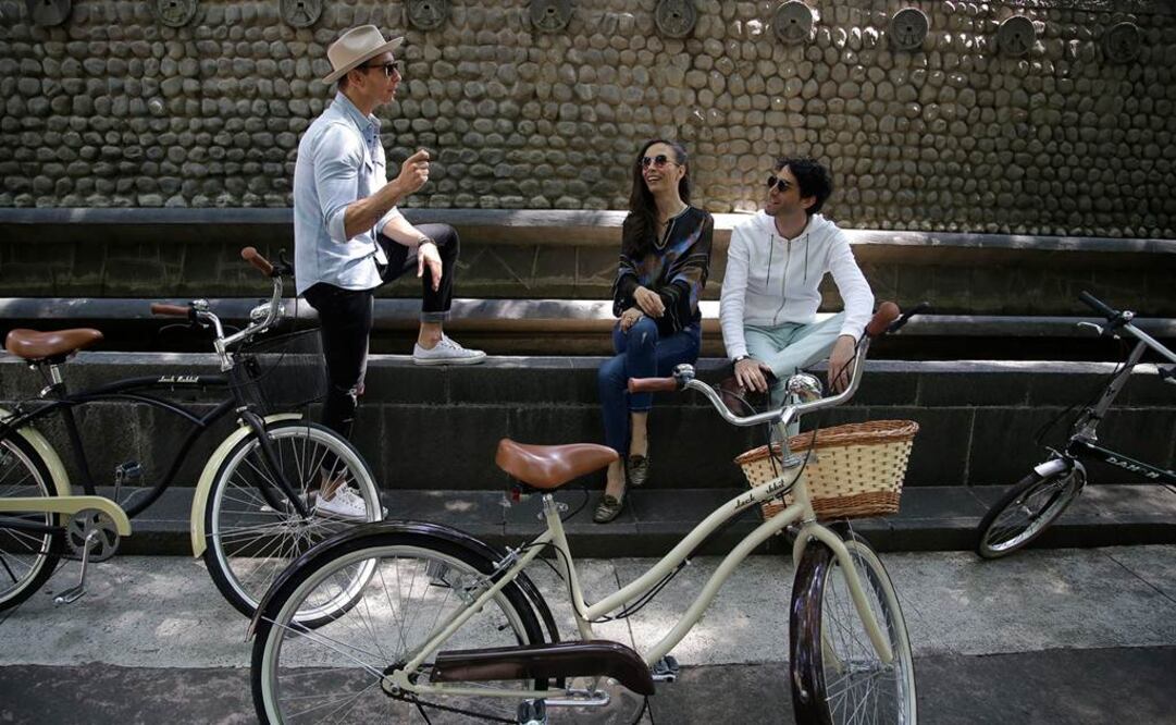 Erik, Sasha y Benny disfrutaron de un paseo en bicicleta en el Bosque de Chapultepec; este tipo de actividades, coinciden, también los inspira Foto Alejandra Leyva/ El Universal.