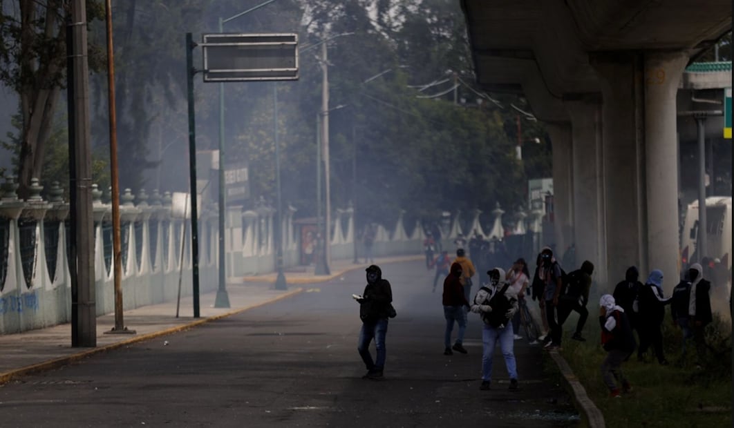 Normalistas de Ayotzinapa derribaron la puerta del Campo Militar Número Uno, con un camión que posteriormente incendiaron, en el marco al onceavo aniversario de la desaparición de los 43 estudiantes, en la Ciudad de México, el 25 de septiembre de 2025. Foto: Diego Simón Sánchez/EL UNIVERSAL