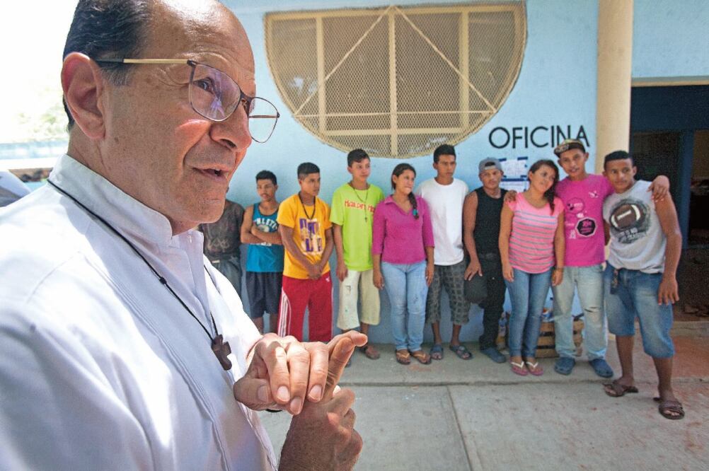 El sacerdote Alejandro Solalinde, director del albergue para migrantes Hermanos del Camino, posa con los diez menores que esperan su visa (Fotografía: JUAN CARLOS REYES)