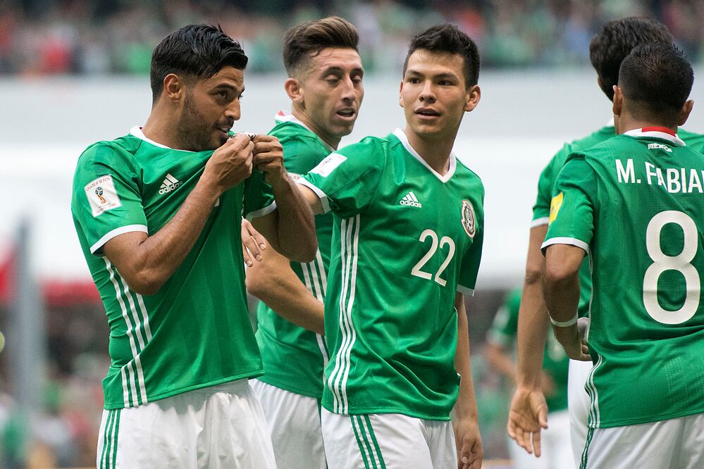 Imago7. Carlos Vela e Hirving Lozano festejando un gol con el Tri.