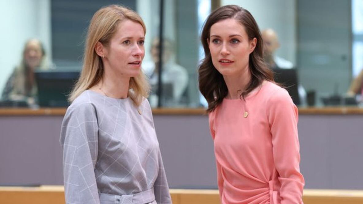 La primera ministra de Finlandia, Sanna Marin (dcha), impulsa el veto a los turistas rusos junto a su par de Estonia. Foto: 