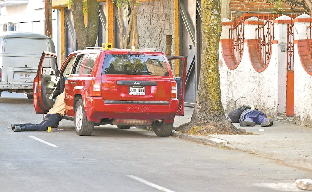 Los hechos ocurrieron sobre la calle Balboa, en el cruce con Emperadores. Ahí los agentes encontraron tres cadáveres. Foto: HUGO GARCÍA. EL UNIVERSAL