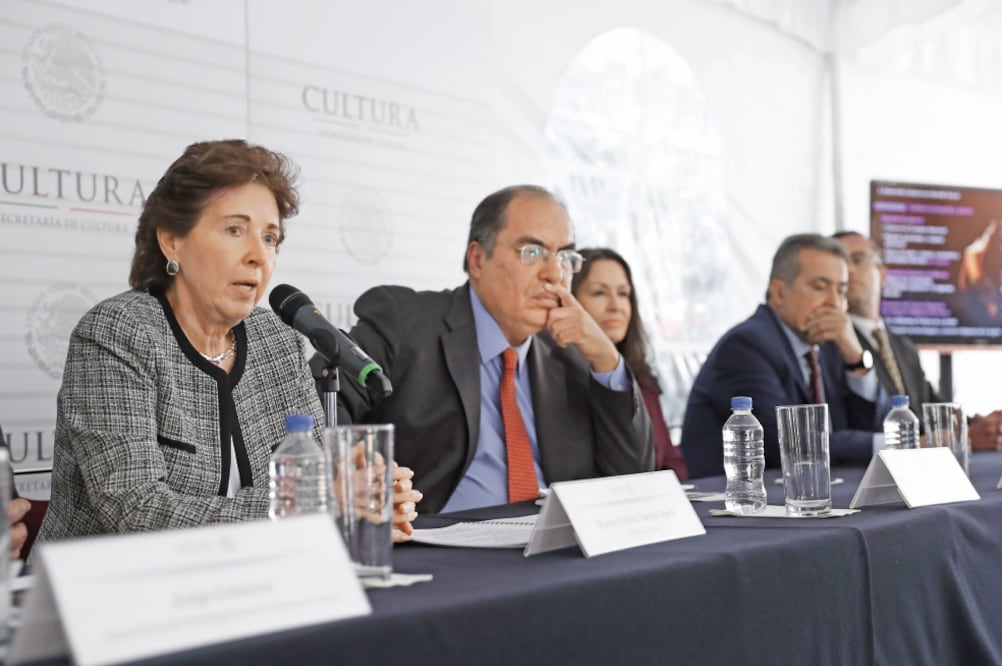 En la conferencia, María Cristina García Cepeda, secretaria de Cultura, junto a Saúl Juárez, subsecretario de Desarrollo Cultural y otros funcionarios de la dependencia ()