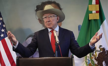 Ken Salazar responde a Sheinbaum por críticas de estrategia de seguridad; “Yo no cambio de posición”, asegura