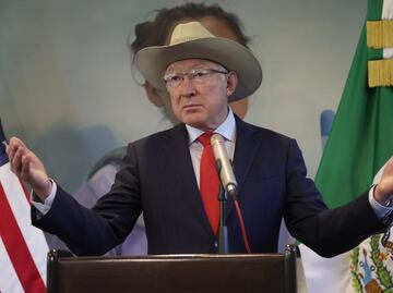 Ken Salazar responde a Sheinbaum por críticas de estrategia de seguridad; “Yo no cambio de posición”, asegura