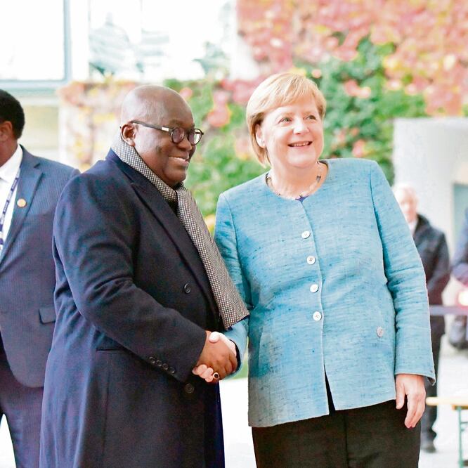 El presidente de Ghana, Nana Akufo-Addo (izq.) es recibido por la canciller Angela Merkel en el marco de una conferencia de cooperación con África. TOBIAS SCHWARZ. AFP