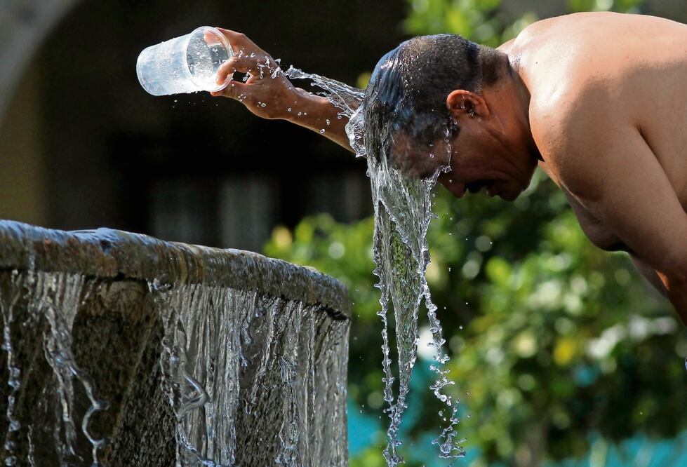 Pobladores de Jalisco buscan refrescarse de distintas formas durante el día debido a las temperaturas cálidas.