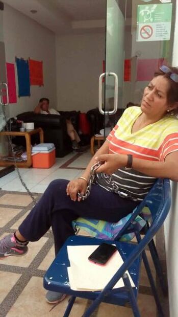 Denuncia acoso sexual y se encadena como protesta