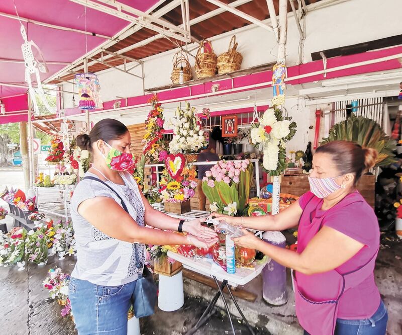 Los vendedores culpan a los que no siguieron las medidas sanitarias del cierre de los cementerios. LUMA LÓPEZ. EL UNIVERSAL