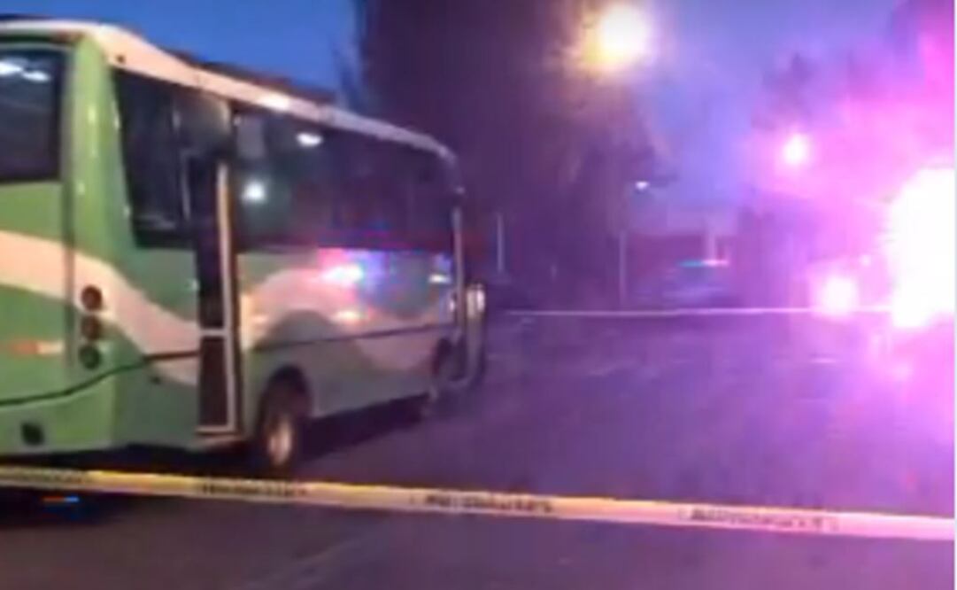 Roba micro con arma de juguete y pasajeros lo bajan a golpes