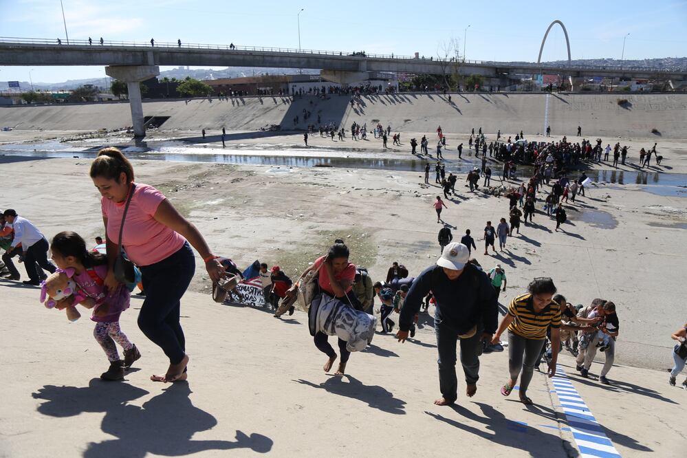 migrantes intentan cruzar a EU