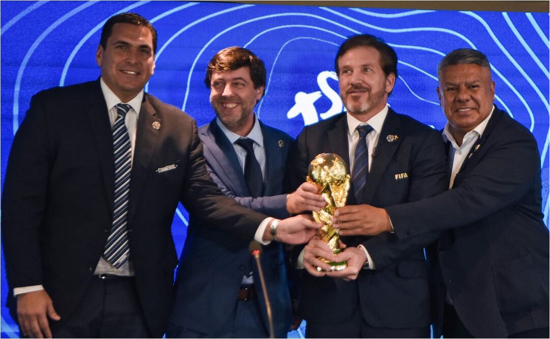 El presidente de la Asociación Paraguaya de Futbol (APF), Robert Harrison; el presidente de la Asociación Uruguaya de Fútbol (AUF), Ignacio Alonso; el presidente de la Conmebol, Alejandro Domínguez y el presidente de la Asociación Argentina de Futbol (AFA), Claudio Tapia, posan durante una conferencia de prensa en Luque, Paraguay