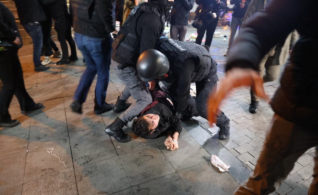 La policía antidisturbios turca detiene a un manifestante durante una protesta contra la detención del alcalde de Estambul. Foto: EFE
