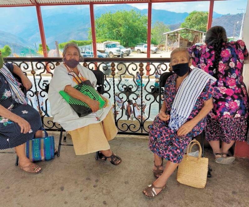 Con 90 dosis, en Yalálag se vacunó contra el Covid a todos los adultos mayores del pueblo. Foto: CORTESÍA