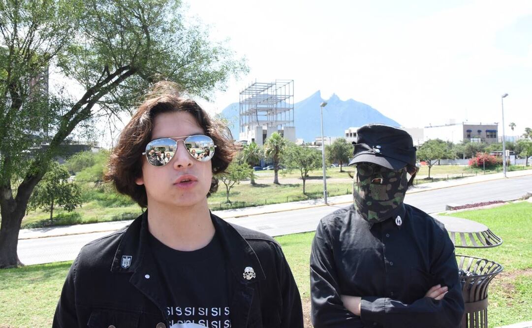 Los jóvenes se presentaron en las inmediaciones la Gran Plaza en Monterrey, Nuevo León, con vestimenta adornada con afiches de la ideología nazi / Foto: Emiliano Vásquez. EL UNIVERSAL
