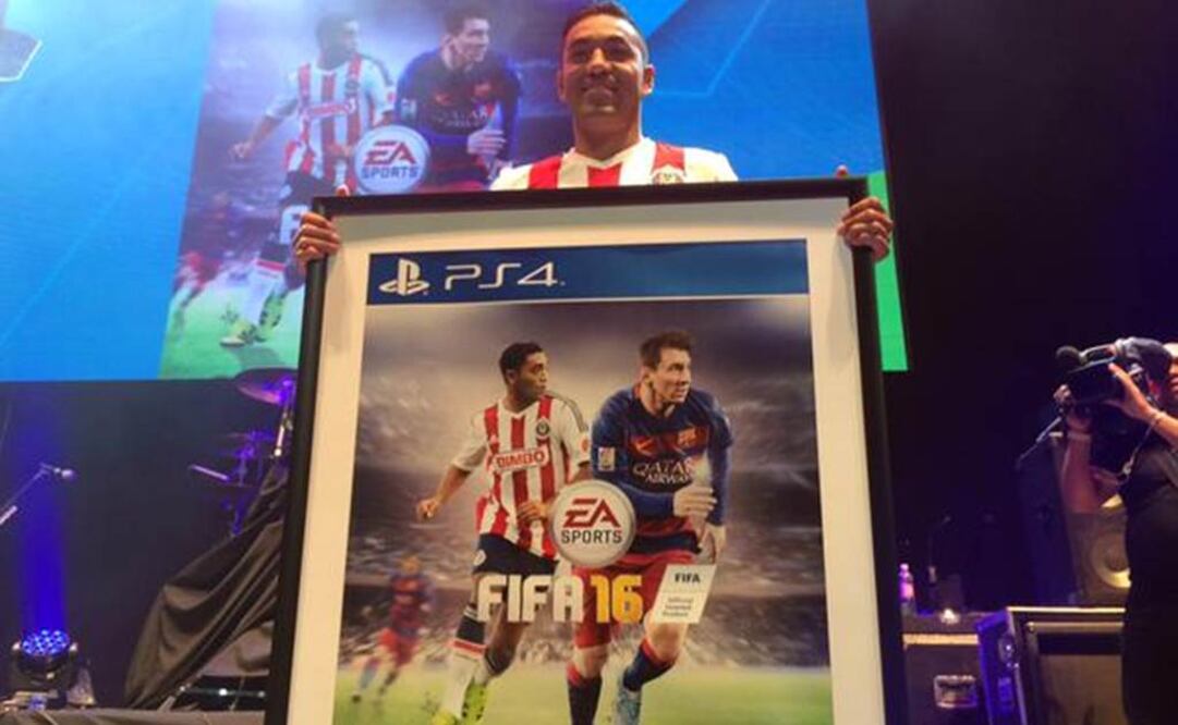 Marco Fabián, junto a Messi en el FIFA 2016