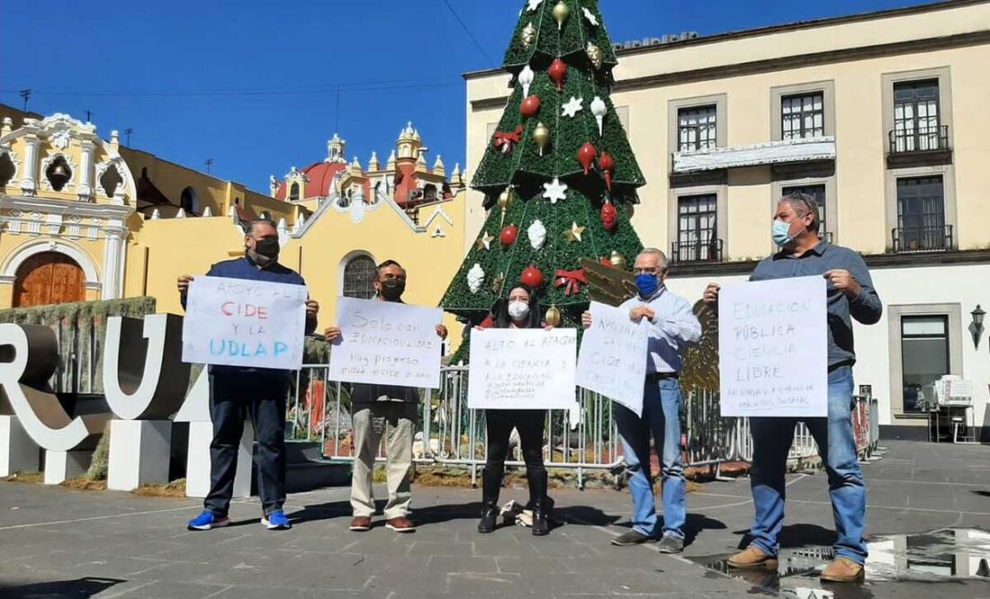 La protesta se lleva a cabo frente al Palacio de Gobierno de Veracruz. Foto: Especial
