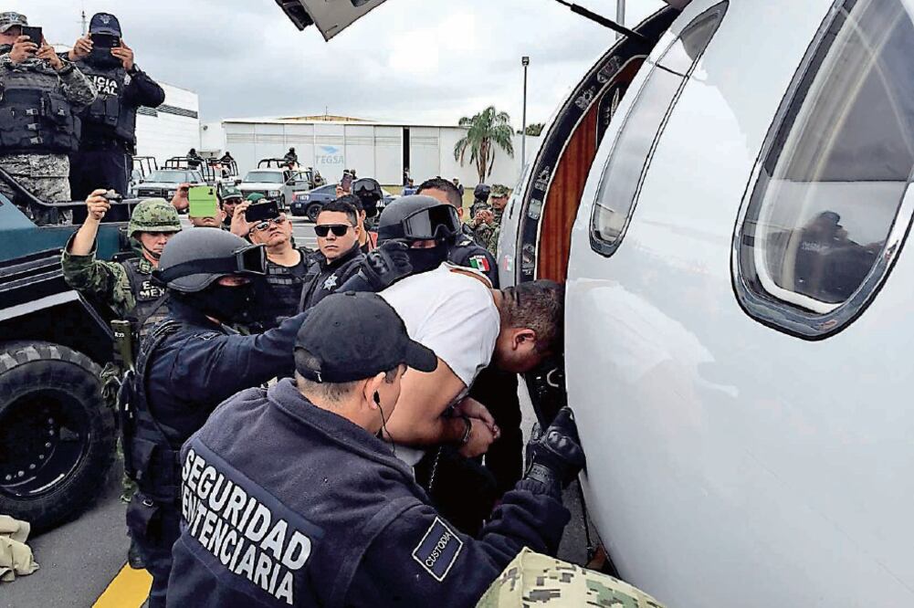 Josele Márquez, El Chichi, durante su traslado a un penal federal, efectuado por la Policía Federal con el apoyo del Grupo de Coordinación Veracruz (CORTESÍA: EL BUEN TONO)
