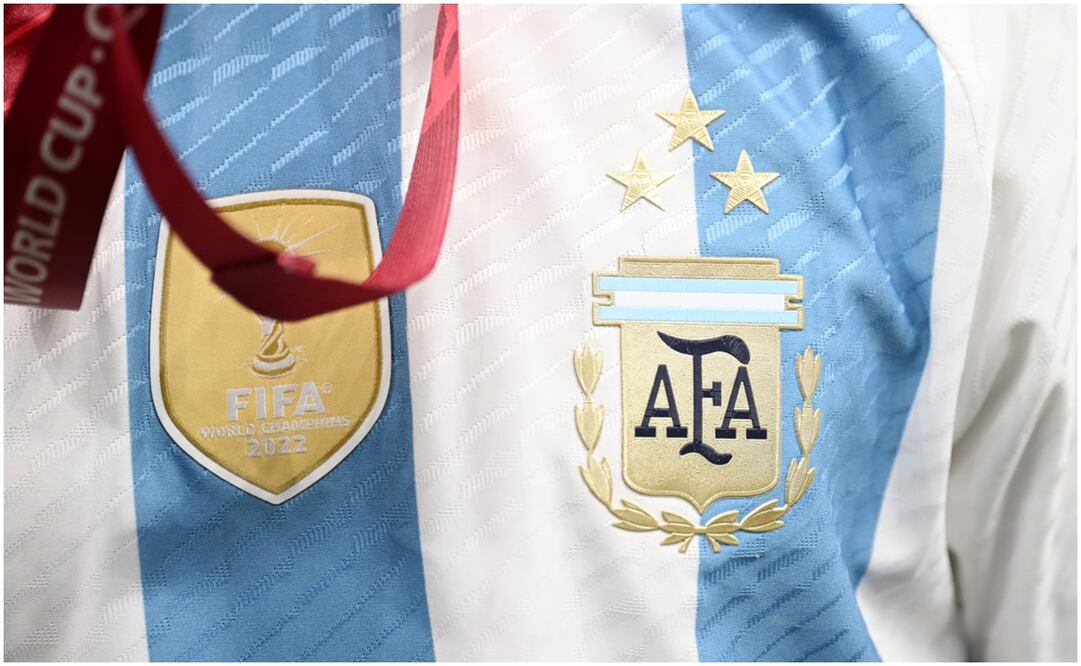 La camiseta con tres estrellas sobre el escudo y el parche de la FIFA que acredita a la campeona. FOTO: @Argentina