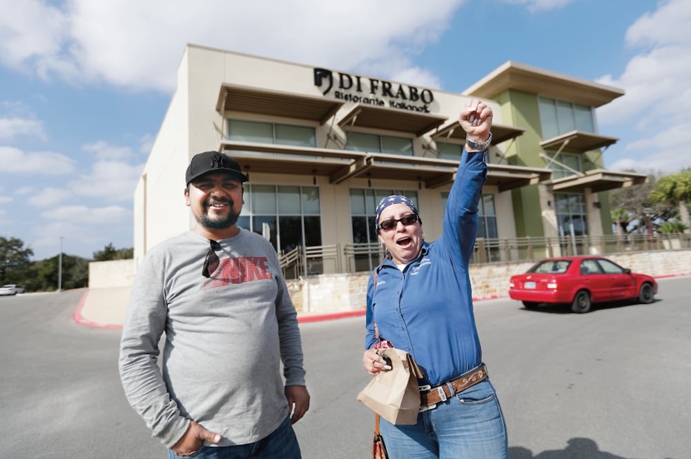 Cecy Aguilar, ciudadana estadounidense, acudió al lugar ubicado en San Antonio, Texas, a demostrar su cariño y reconocimiento al restaurantero, al personal y a todos los mexicanos. (IVÁN STHEPHENS)