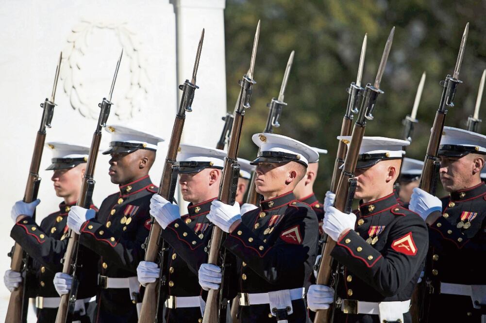 La Guardia de Honor de la Marina estadounidense, en la ceremonia de este miércoles para conmemorar el Día de los Veteranos, en el Cementerio de Arlington, Virginia, donde están los restos de miles de combatientes (SHAWN THEW. EFE)
