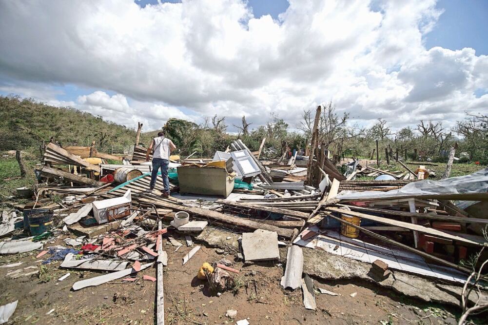 Las casi 50 familias que viven en Chamela, Jalisco, sufrieron grandes pérdidas en su patrimonio debido al paso del huracán por la zona (JORGE MENDOZA. EL UNIVERSAL)