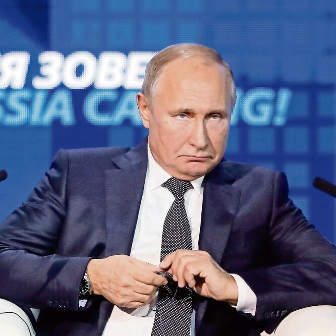 El presidente de Rusia, Vladimir Putin, ayer durante un foro de inversionistas en Moscú. Foto: MAXIM SHEMETOV. REUTERS