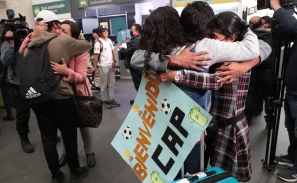 Tras un vuelo de 6 horas, niños futbolistas varados en Perú llegan a México