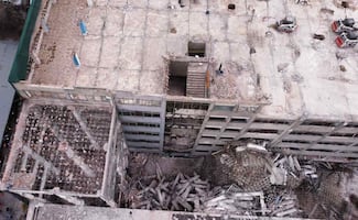 Colapsa estructura de edificio en demolición en San Antonio Abad; una persona es hospitalizada y tres más siguen atrapadas