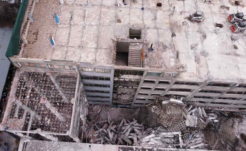 Colapsa estructura de edificio en demolición en San Antonio Abad; una persona es hospitalizada y tres más siguen atrapadas