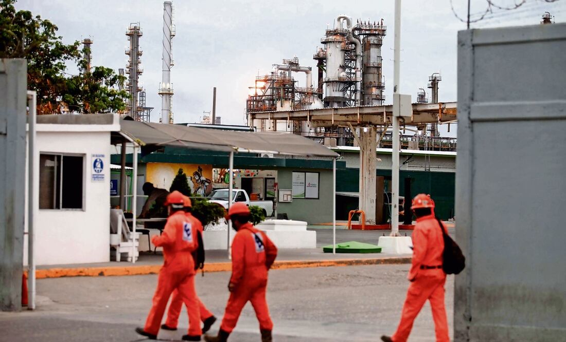 Pemex sigue contratando más personal, lo que eleva las pérdidas económicas, indican expertos. Foto: Archivo EL UNIVERSAL