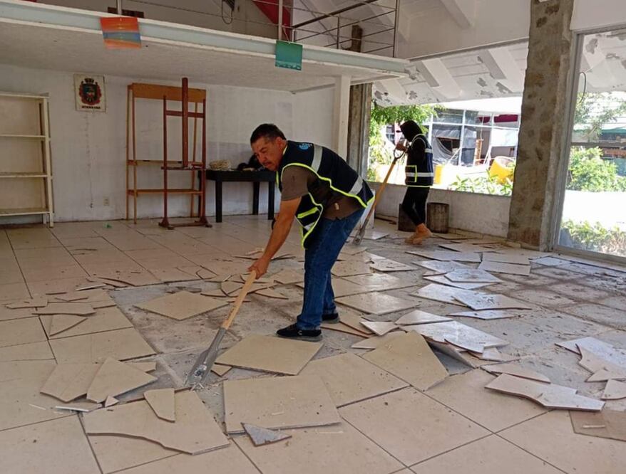 Retiran escombros, provocados por el huracán Otis.
Foto: Secretaria de Cultura de Acapulco