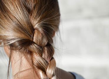 Elimina la caspa del cabello con estos 4 remedios caseros y a bajo costo