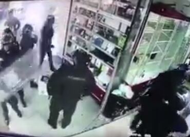 Video capta a policías tomando celulares en Plaza Meave