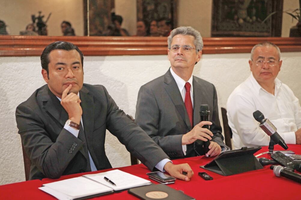 El director del IEEPO, Moisés Robles; el secretario de Gobierno, Alfonso Góm ez ; y el vocero del gobierno estatal, Miguel Ángel Muñoz, en conferencia (VALENTE ROSAS. EL UNIVERSAL)