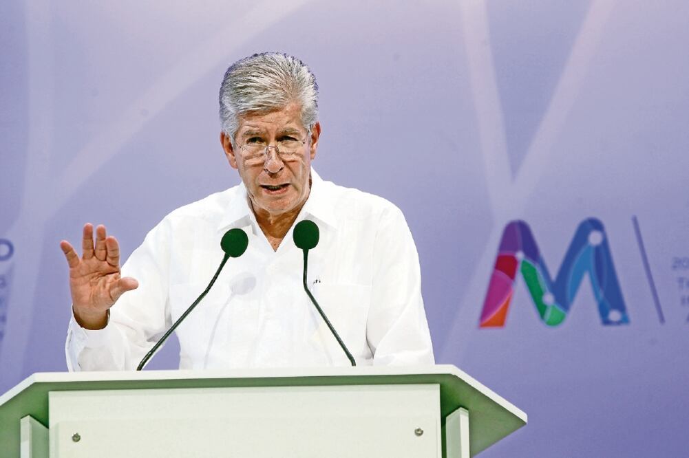 El secretario Gerardo Ruiz Esparza reconoció que aunque hay avances como la eliminación de la larga distancia nacional, aún falta mucho por hacer (ALONSO CUPUL. EFE)