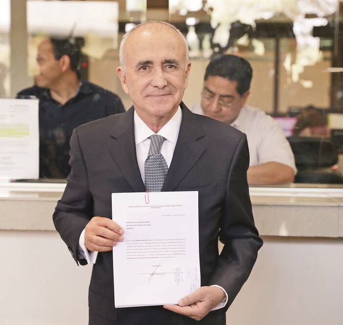 En la contienda. El aspirante presidencial independiente, Ferriz de Con, se registró ayer ante el INE como candidato (LUIS CORTÉS. EL UNIVERSAL)