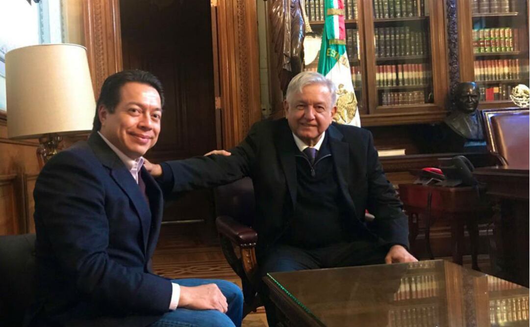El coordinador de los diputados de Morena en San Lázaro, Mario Delgado con el presidente Andrés Manuel López Obrador. FOTO: @mario_delgado1