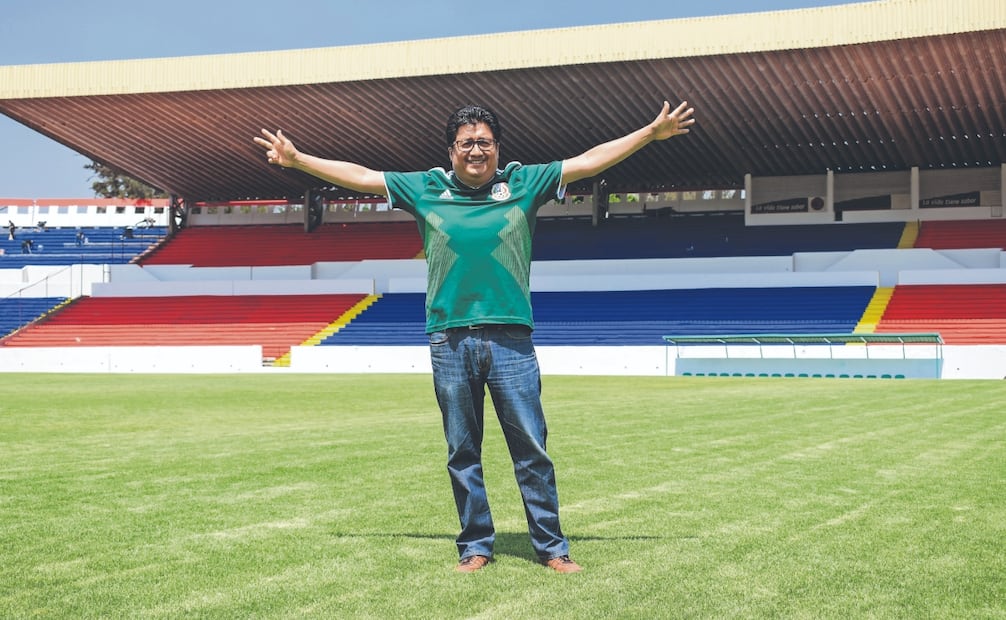 Sergio Cedillo cuenta con un acervo completo de periódicos, estampas y recortes sobre el torneo y el Estadio Neza 86.