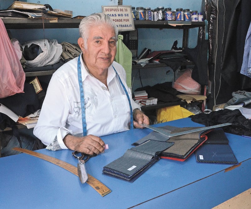 A sus 75 años, don Chonito asegura que ya tiene la tela para hacerle un traje al presidente Andrés Manuel López Obrador, a quien admira desde que era jefe de Gobierno del entonces Distrito Federal. Fotos: Emilio Vásquez